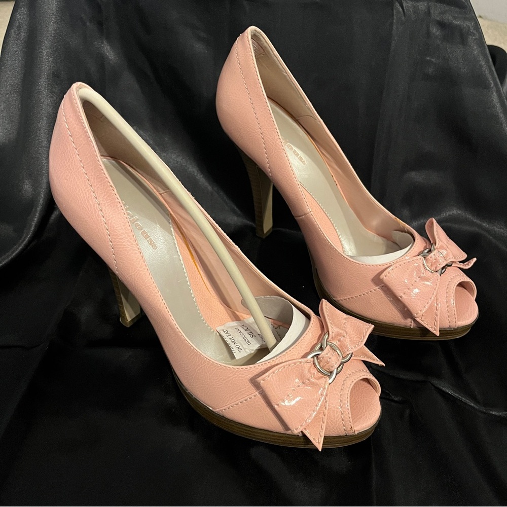 Brand new, peach size 8 heels